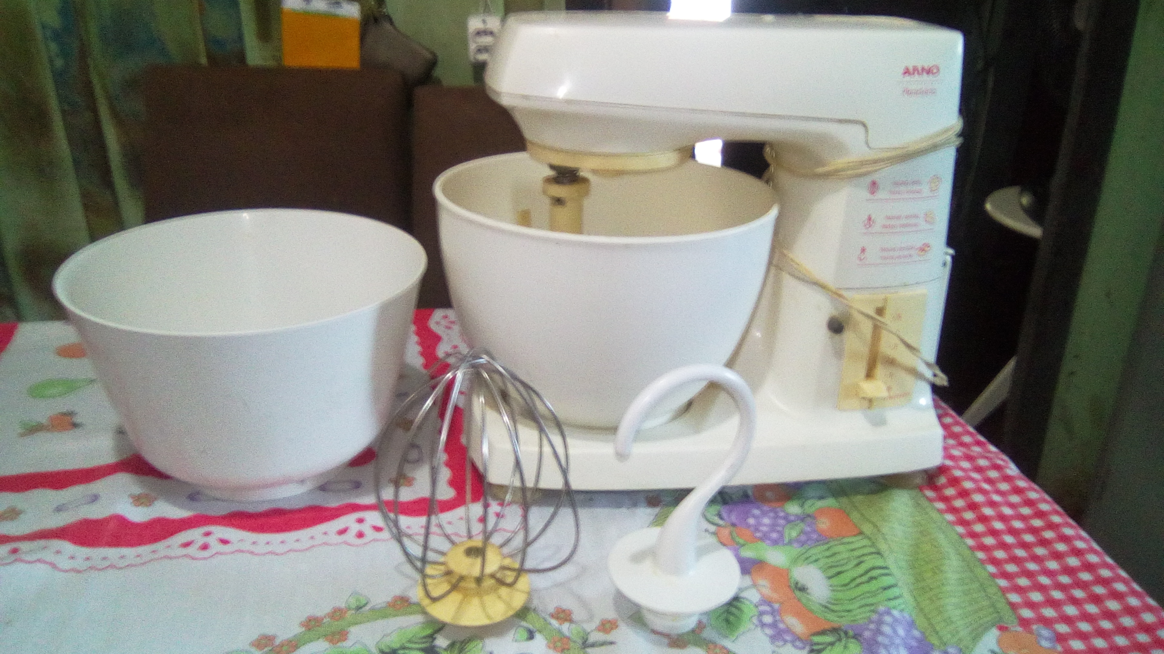 Batedeira de bolo e fritadeira sem óleo Cadence